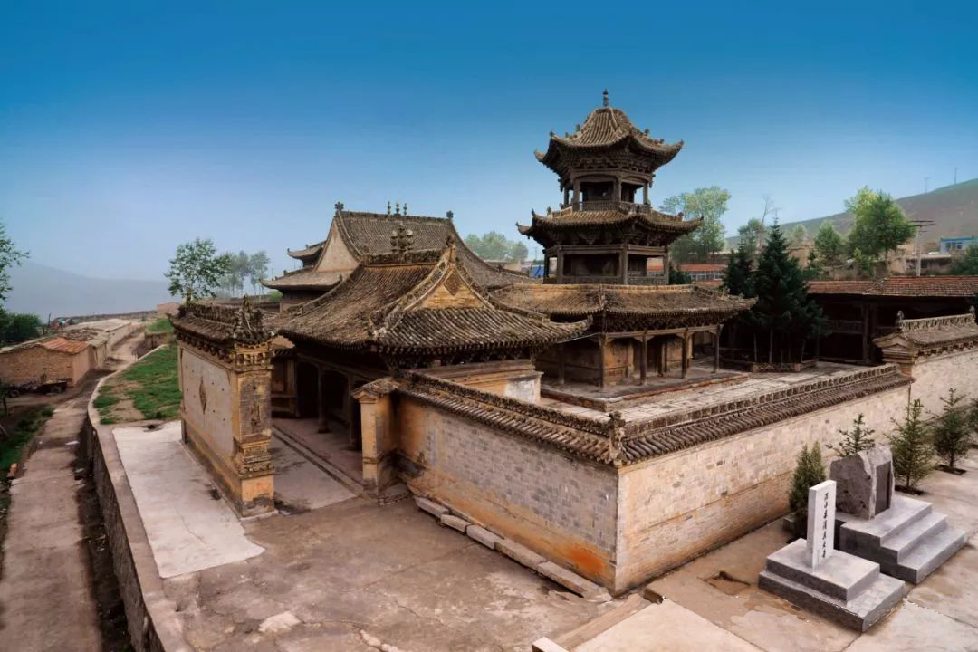 洪水泉清真寺是青海省平安县洪水泉回族乡洪水村的清真古寺之一,总