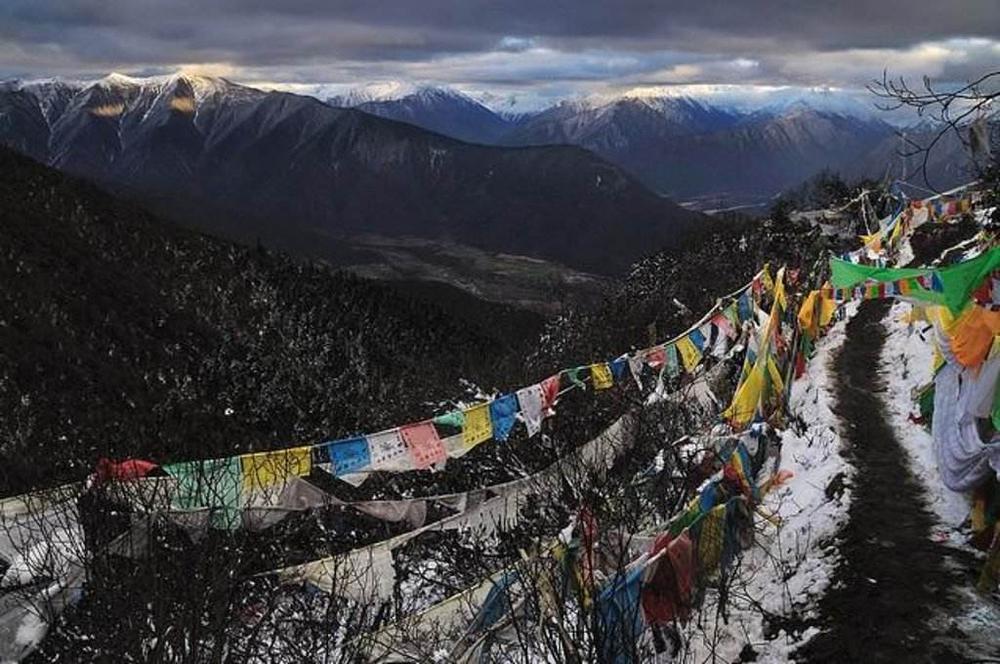 色季拉山西坡的達則村旁的本日拉山,是西藏苯教的聖地,為西藏四大神山