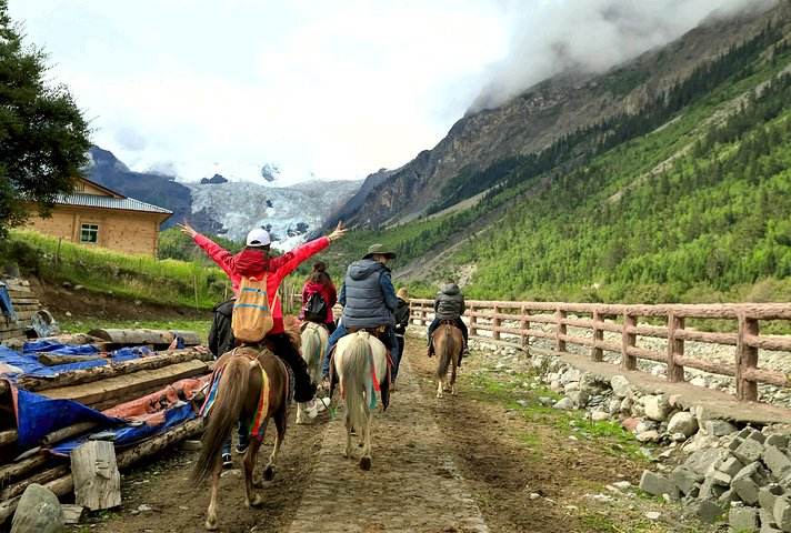 从停车场徒步到米堆冰川观景台约2.5公里,一路上坡,徒步40分钟左右.