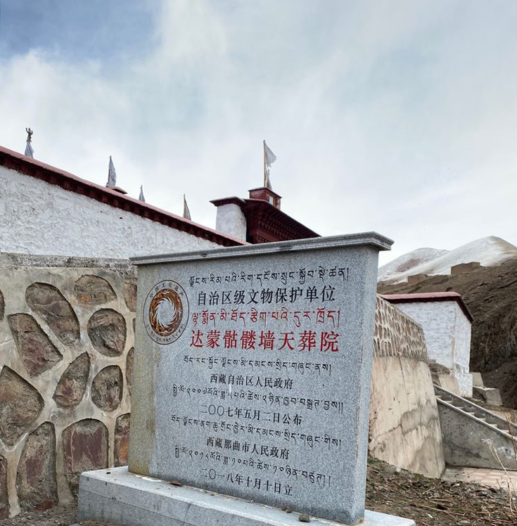 比如达木寺骷髅墙旅游包车摄影攻略